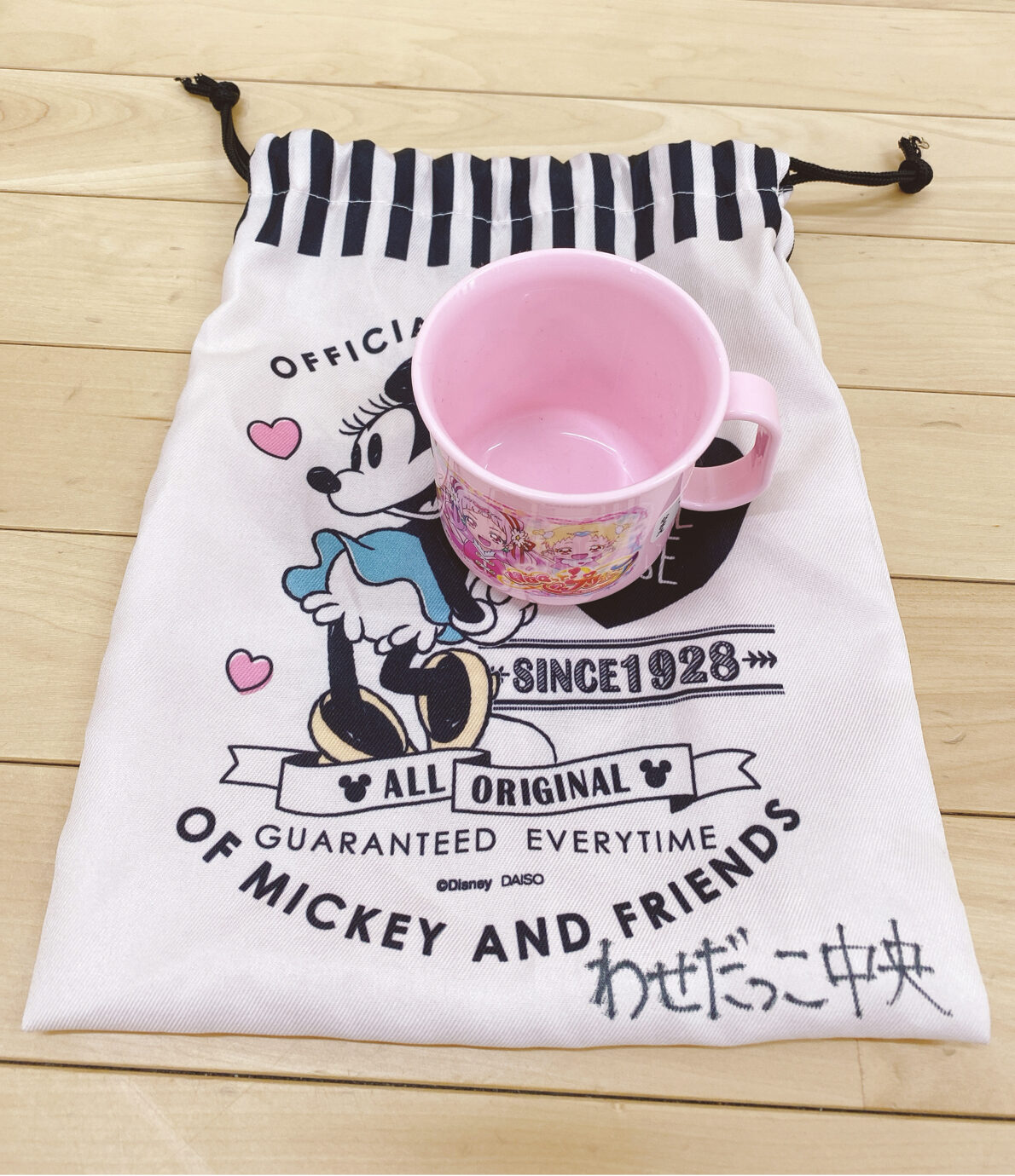 コップ袋に入れたコップ（またはマグ）