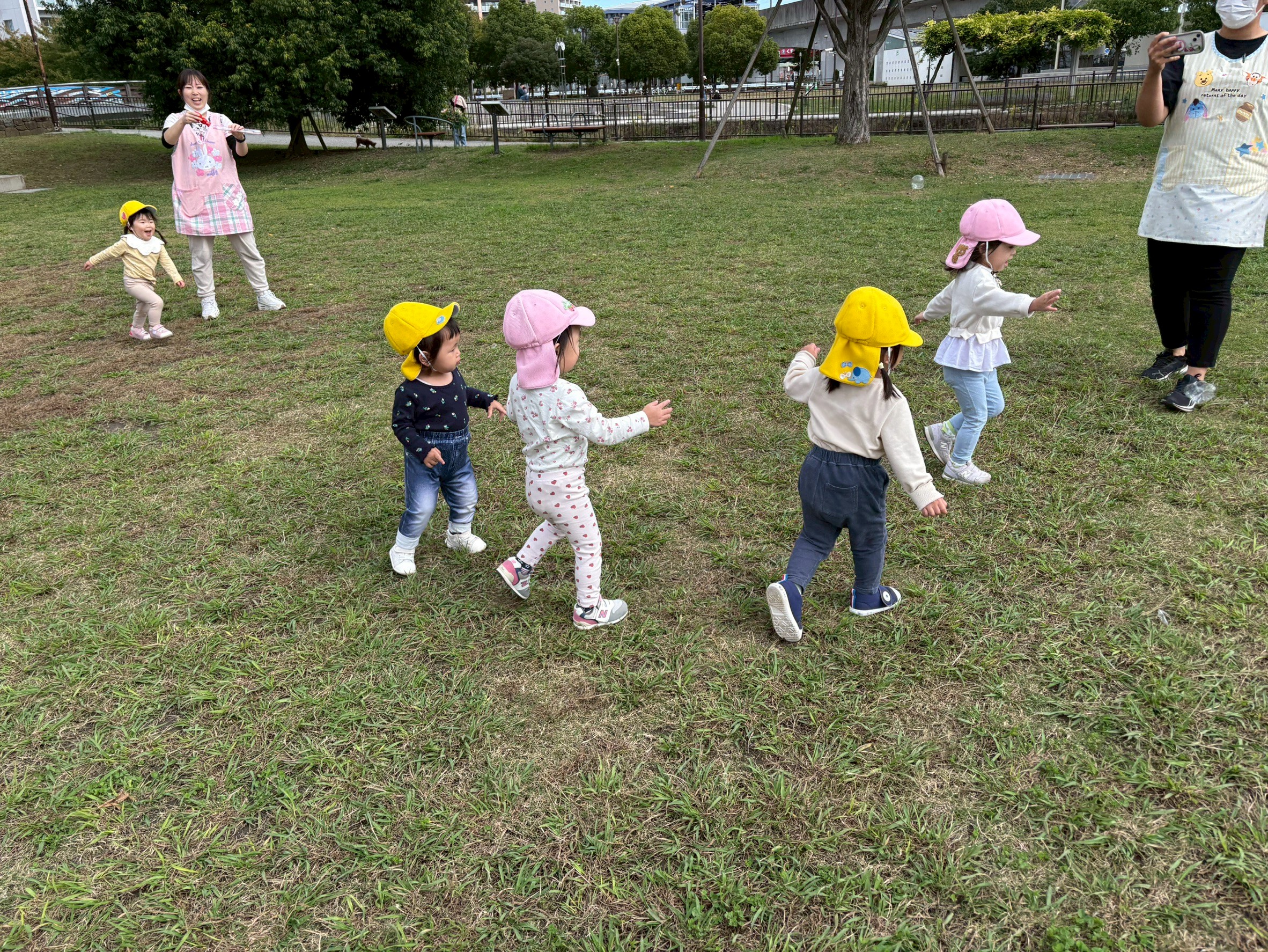 散歩する園児達