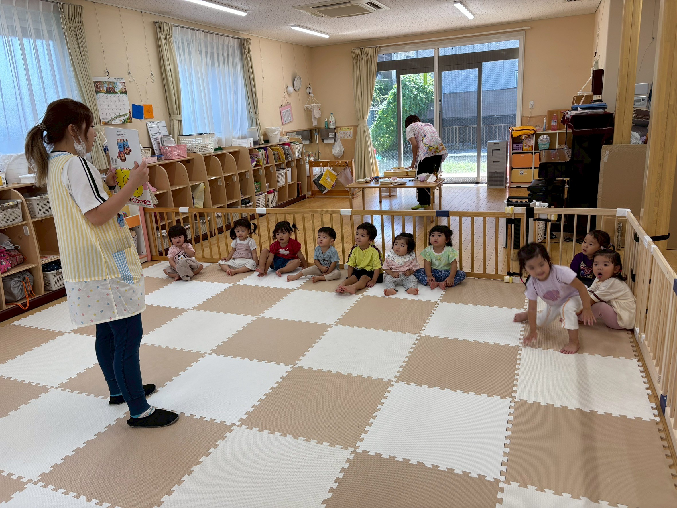 読み聞かせをきく園児達