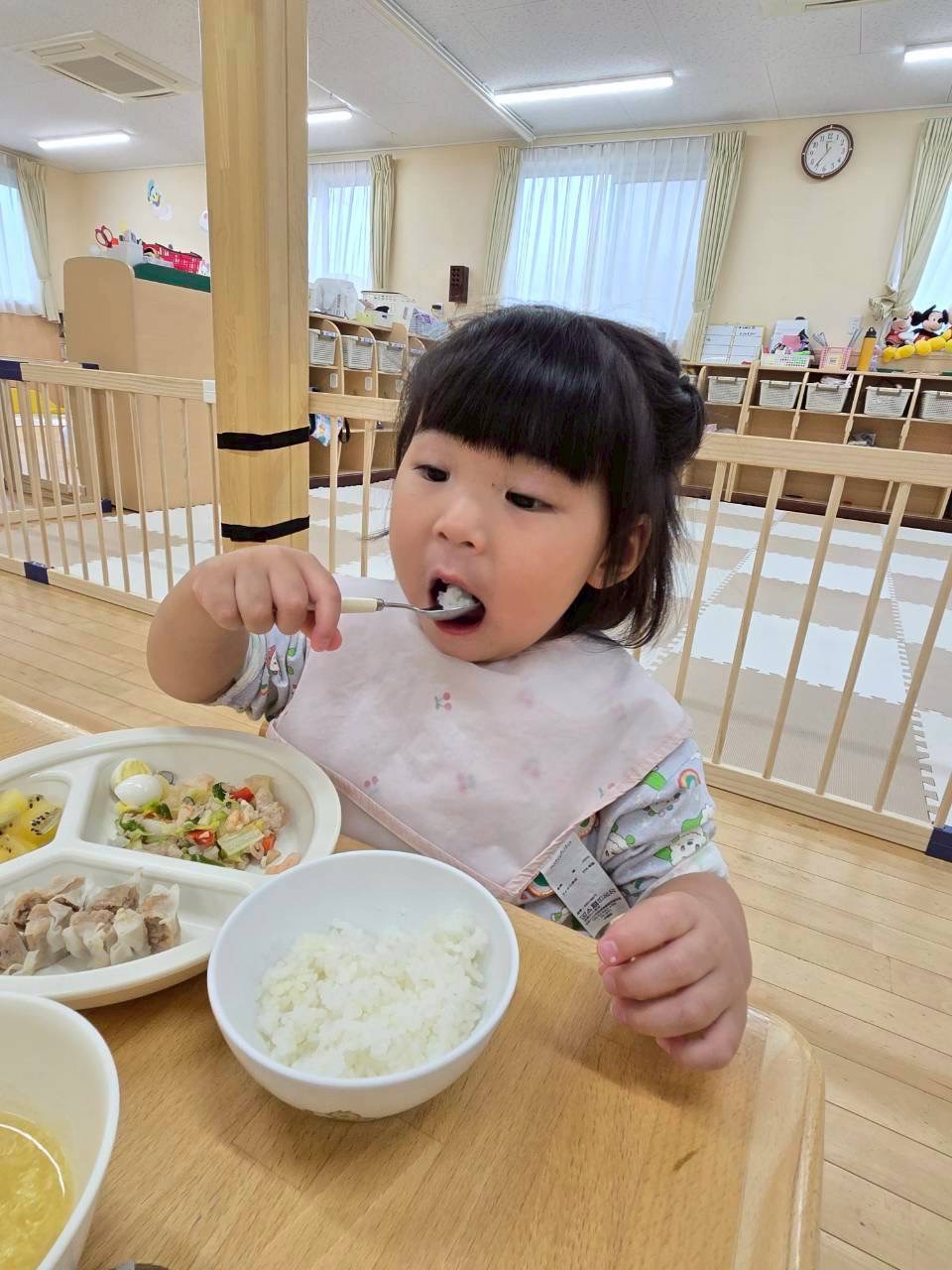 給食を食べる園児