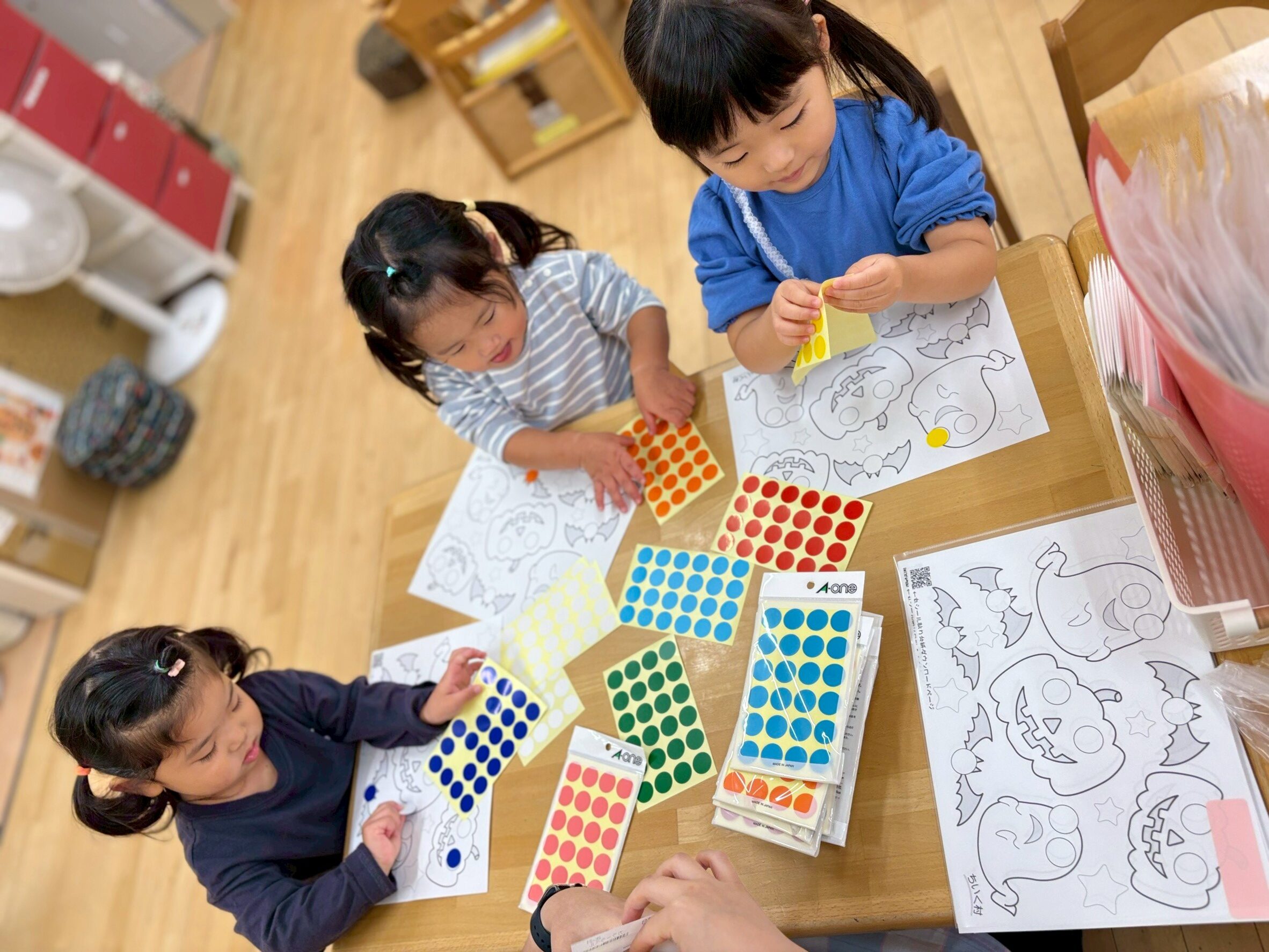 シールを貼る園児達