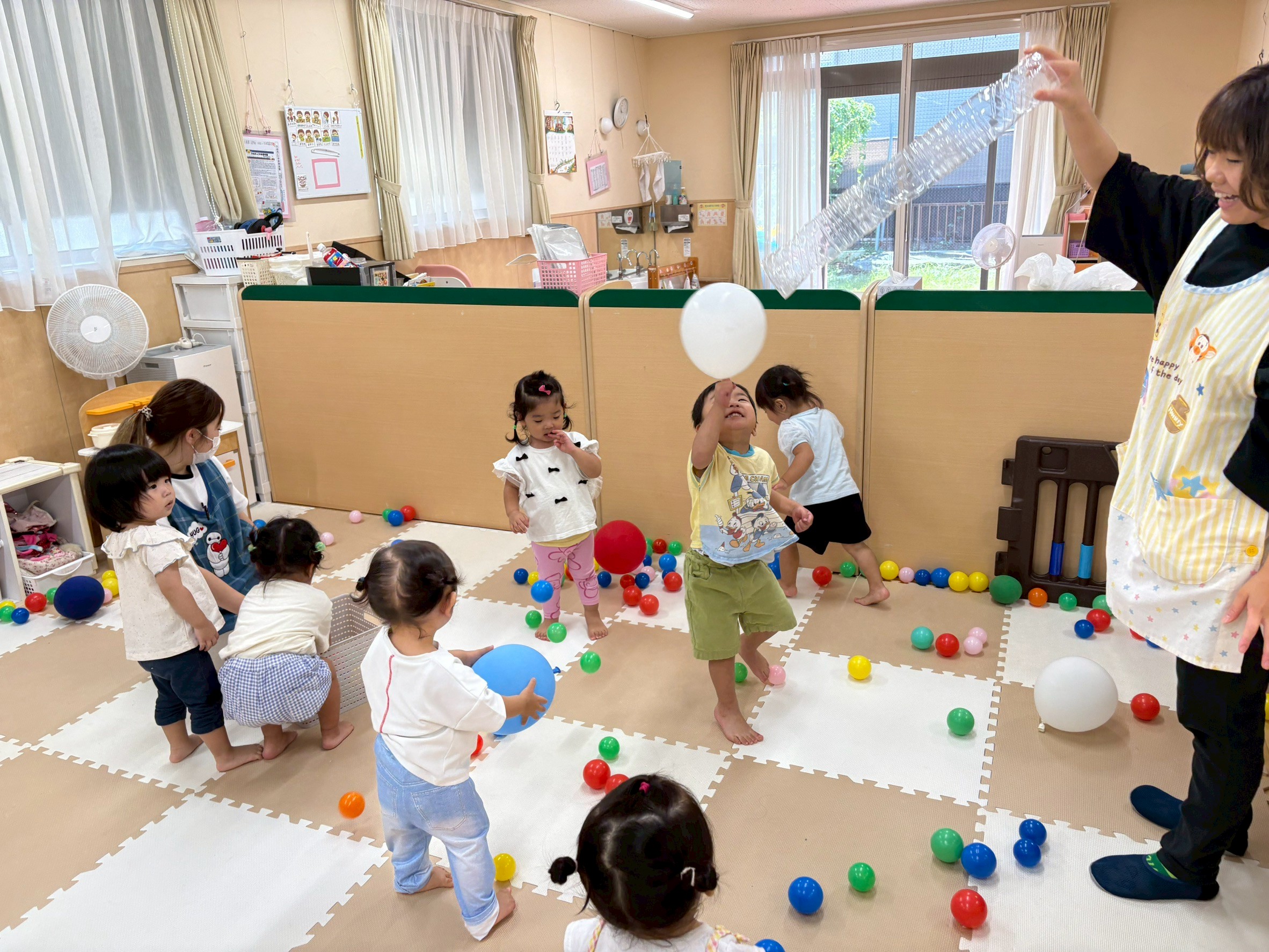 風船で遊ぶ園児達