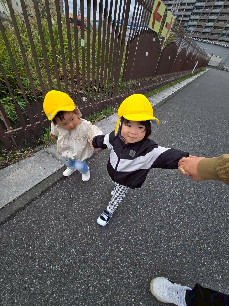 散歩する園児達